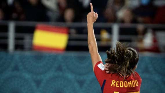Alba Redondo celebra uno de los dos goles que le marcó a Zambia. /@SEFutbolFem