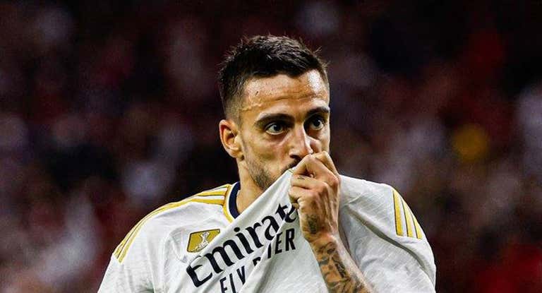 Joselu se besa el escudo tras marcarle al Manchester United.