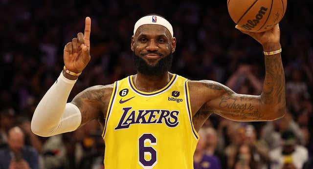 La propietaria de los Lakers confirma que retirarán el dorsal de LeBron cuando acabe su carrera
