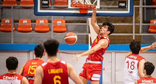 Hugo González, la joya juvenil del Madrid, firma un recital (22+12) para meter a España en la lucha por las medallas