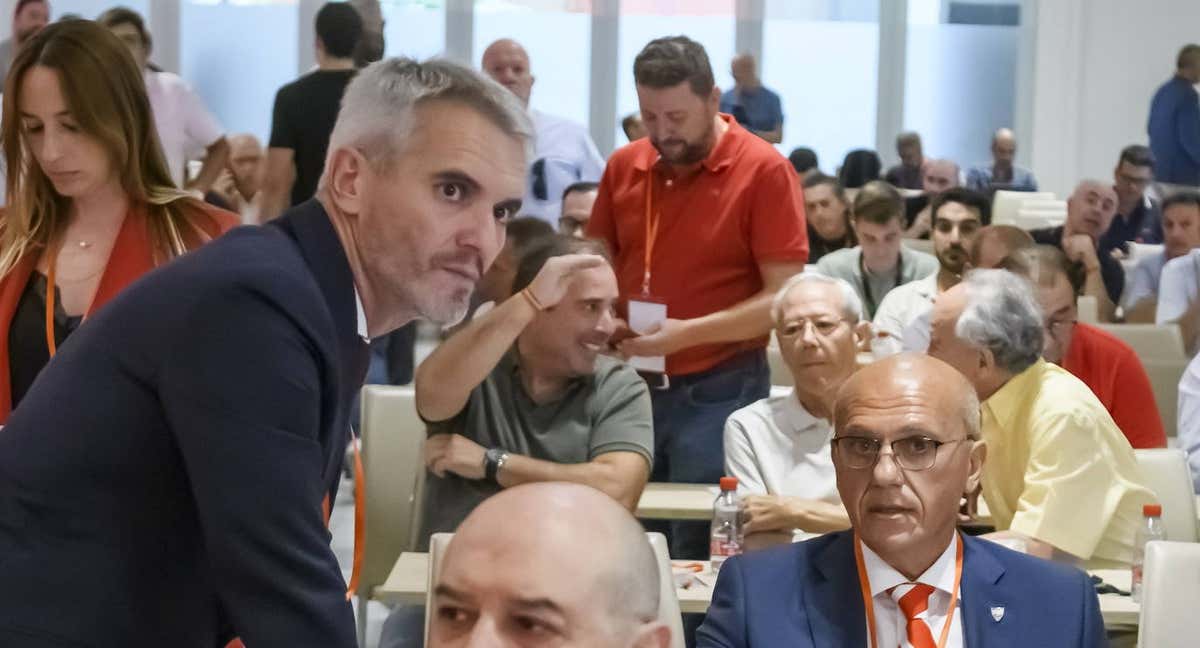 José María del Nido Benavente, junto al consejero Enrique de la Cerda, en la junta./EFE