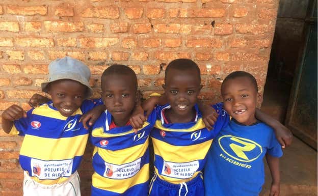 Niños de Ngozi con la camiseta del CRC.  Pepe Díaz