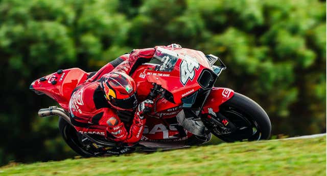 Pol Espargaró recibe el apto de los médicos y correrá en Silverstone: «Que empiece el show»