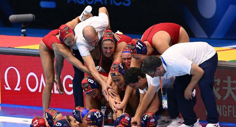 La Selección española de waterpolo al comienzo de la semifinal del mundial de Fukuoka.