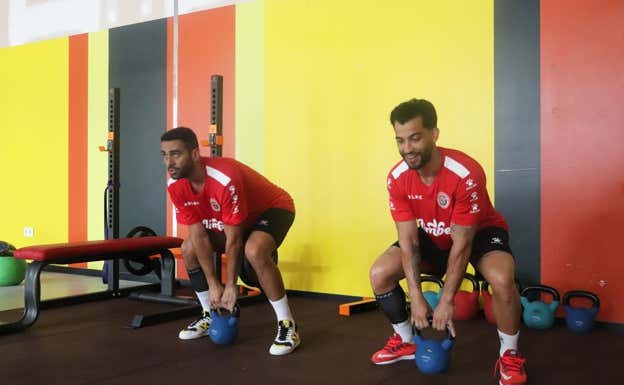 El cierre brasileño Tomaz, uno de los nuevos fichajes, junto a Waltinho en la pretemporada.  RELEVO