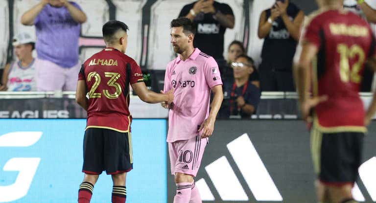 Messi y Almada, campeones del mundo, durante un partido de la Leagues Cup.