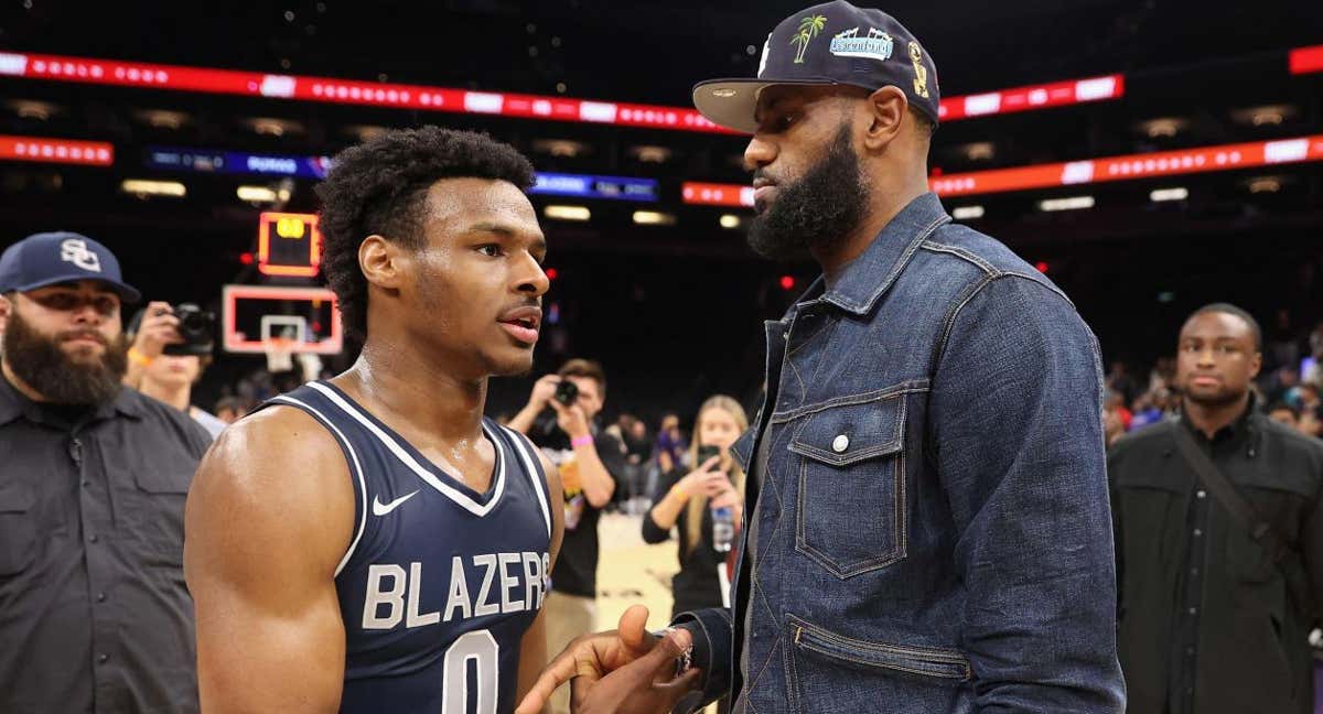 LeBron James junto a su hijo mayor, Bronny, tras un partido. /AFP