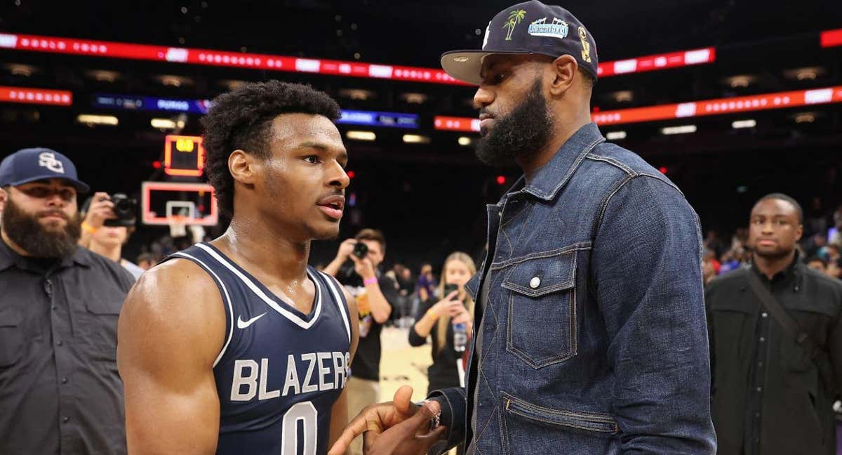 LeBron James junto a su hijo mayor, Bronny, tras un partido.