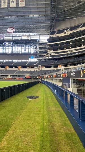 Distancia entre el césped y la primera grada en el AT&T Stadium. Relevo
