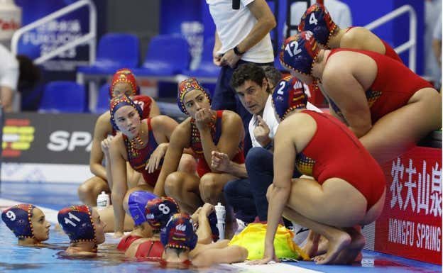 La selección española en un tiempo muerto durante la final del Mundial.  REUTERS/Issei Kato