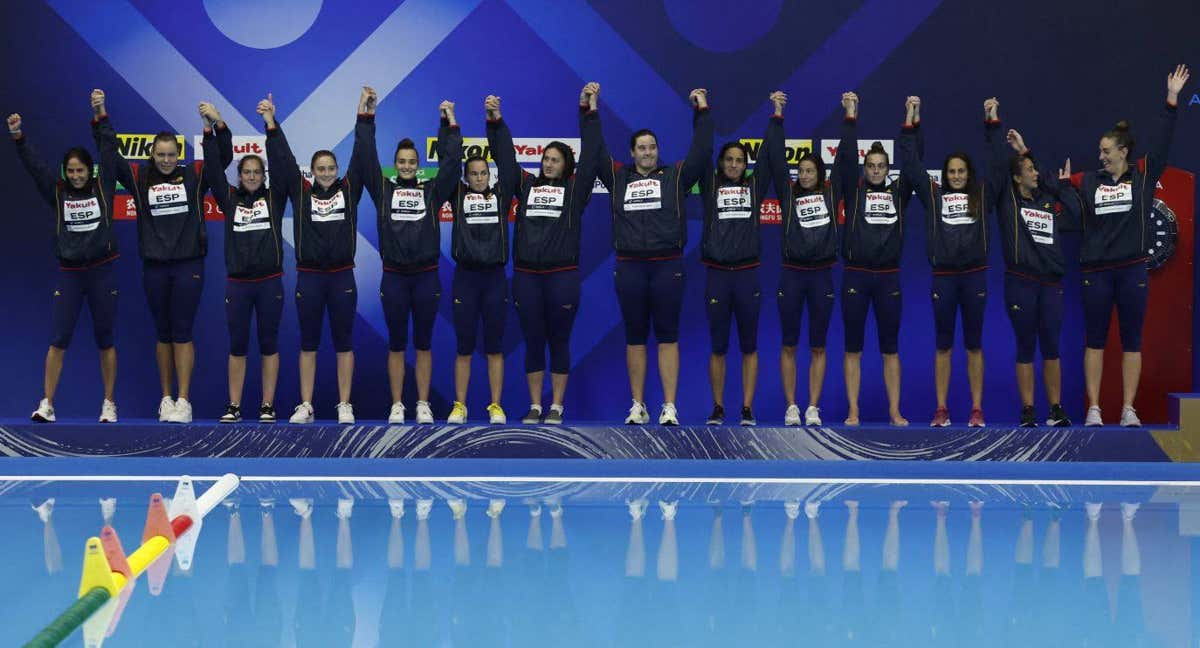 La selección española de waterpolo en el podio del mundial de Fukuoka. /GETTY IMAGES