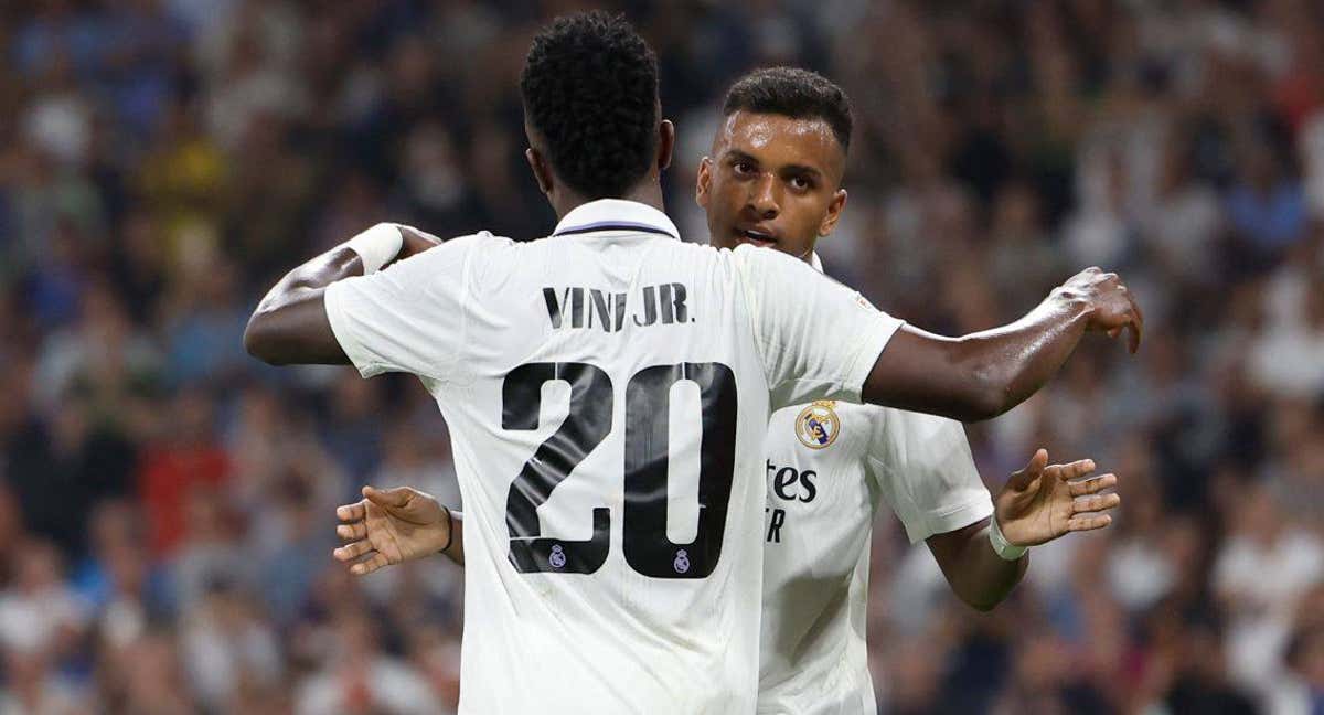 Vinicius y Rodrygo se abrazan durante un partido del Real Madrid.