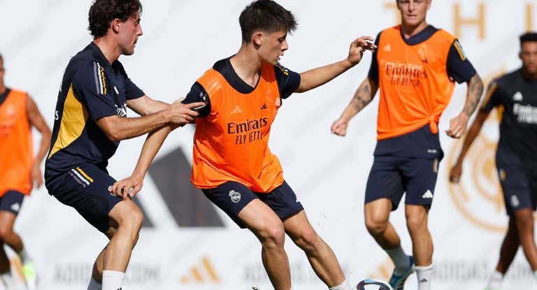 Arda Güler controla un balón ante Odriozola.