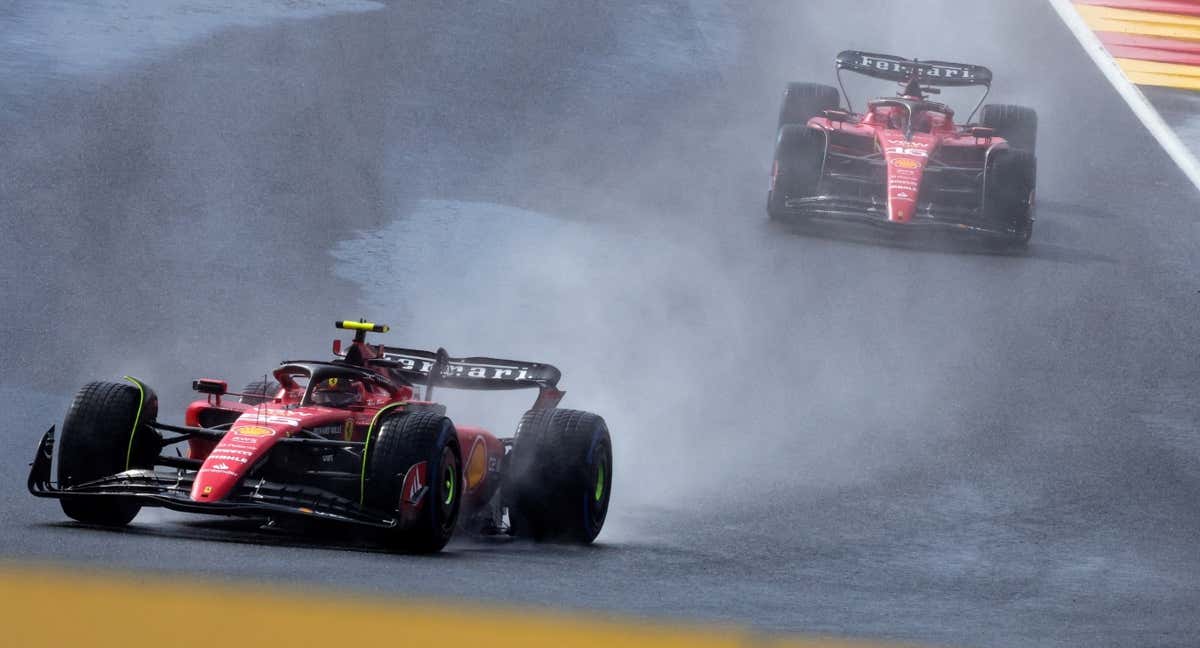 Carlos Sainz, por delante de Charles Leclerc en la carrera Sprint del GP de Bélgica. /EFE