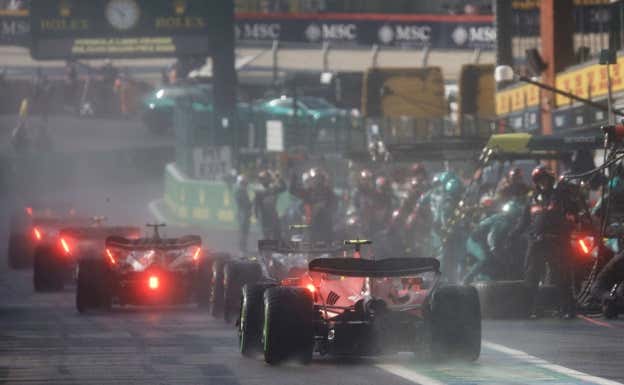 Carlos Sainz se incorpora al pitlane tras su parada en la Sprint de Bélgica.  EFE
