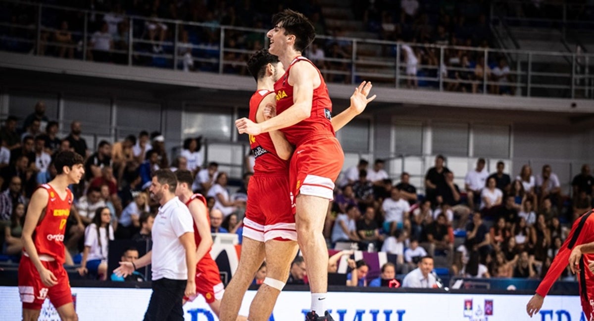 Lucas Langarita celebra una de sus canastas en el triunfo ante Francia
