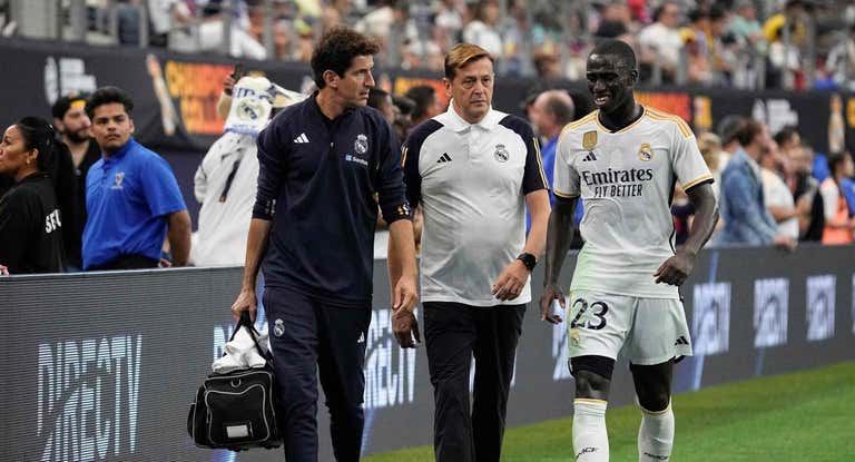 Mendy se retira lesionado del Clásico.