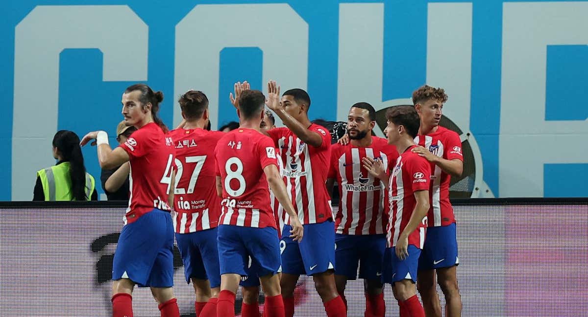 El Atleti celebra el gol de Depay.