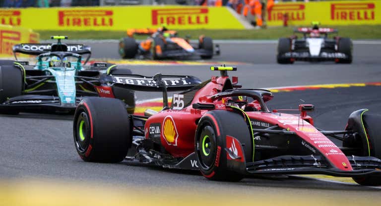 Carlos Sainz, delante de Fernando Alonso, con el pontón dañado en el GP de Bélgica de F1.