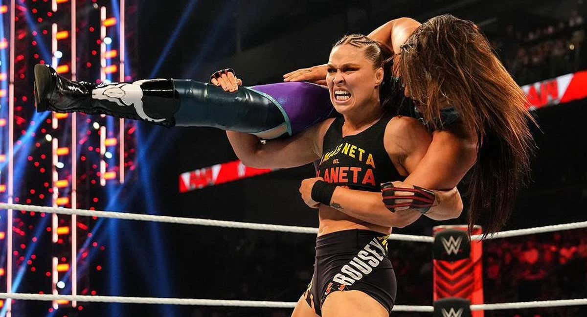 Ronda Rousey carga a Raquel Rodríguez durante un combate./WWE