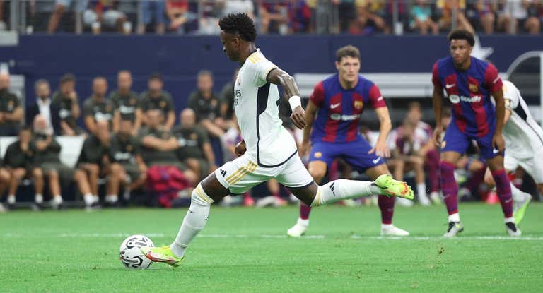 Vinicius, en el momento de lanzar el penalti que terminó en el larguero.