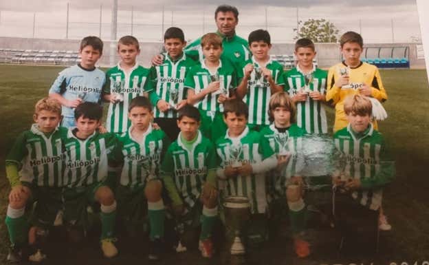 Manolo Alba con el equipo benjamín campeón en el que estaban Gavi y Fermín.