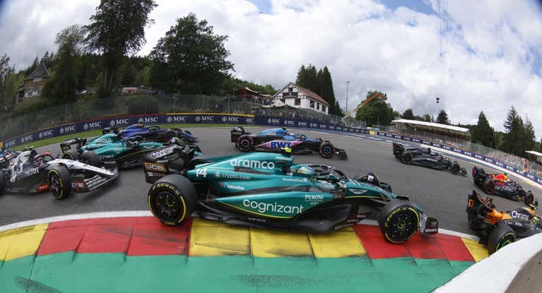 Fernando Alonso, durante la salida del GP de Bélgica 2023 de F1.