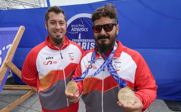Álvaro del Amo y su entrenador, Jorge Gras, con las medallas de bronce del Mundial de París.  COMITÉ PARALÍMPICO