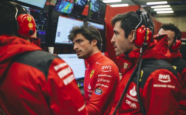 Carlos Sainz habla con sus ingenieros durante el GP de Bélgica 2023 de F1.  Ferrari