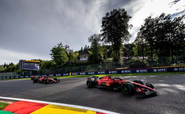 Carlos Sainz y Charles Leclerc, por delante de un McLaren en Spa-Francorchamps.  Ferrari