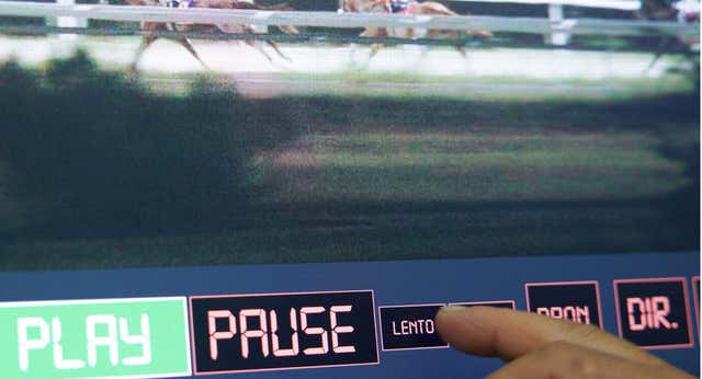 En la sala VAR del hipódromo, un cuarto oscuro y sin ventanas: «A veces uno miente, pero no son tontos«