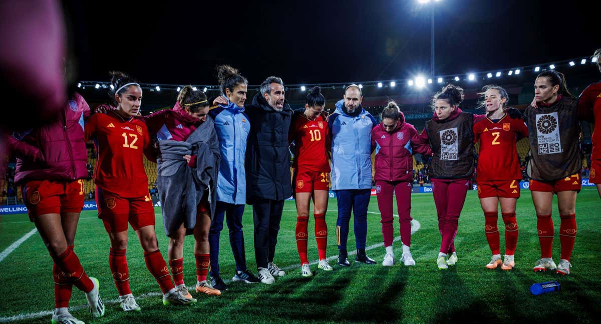 Corro de las jugadoras de la Selección con Jorge Vilda y el staff tras el partido ante Japón en el Mundial femenino.