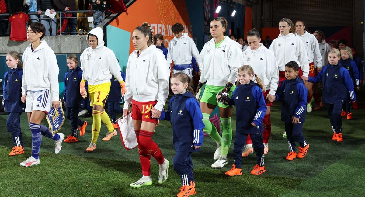 Olga Carmona, capitana ante Japón, salta al campo seguida de sus compañeras en el estadio de Wellington. /GETTY