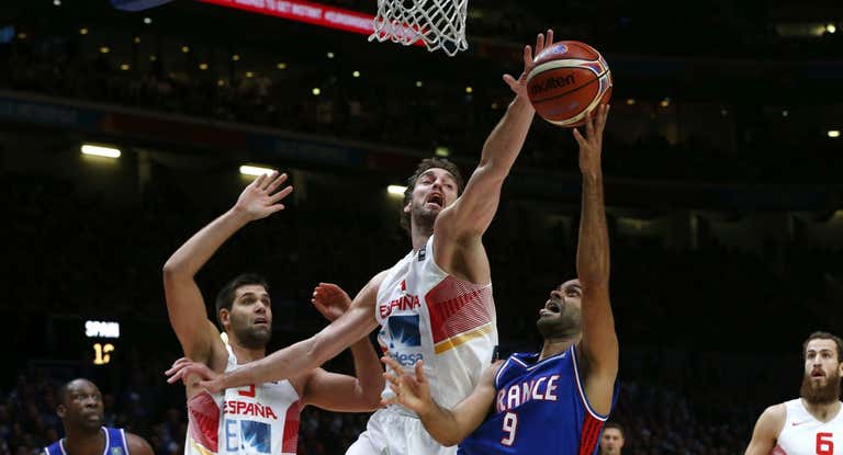 Pau Gasol tapona a Tony Parker en el Francia - España del Eurobasket de 2015.