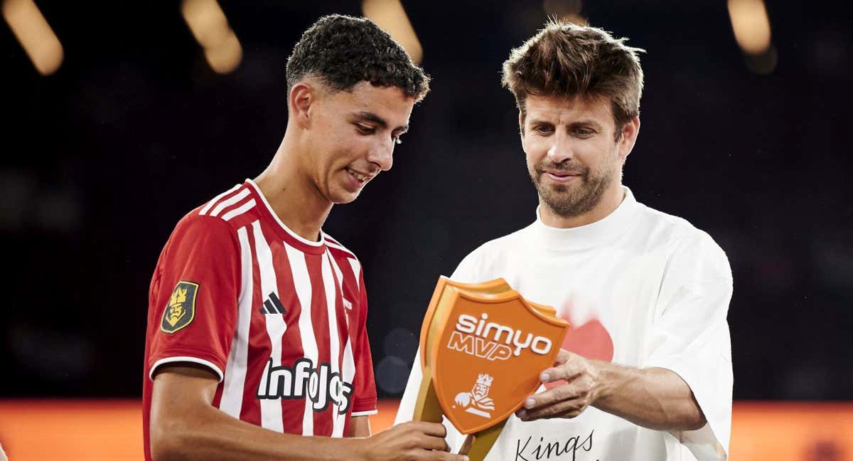 Nadir Louah recibe de la mano de Gerard Piqué el premio al MVP de una jornada de la Kings League.