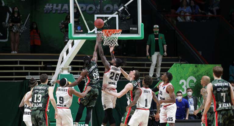 John Brown y Mattias Lessort en la final entre UNICS y Monaco.