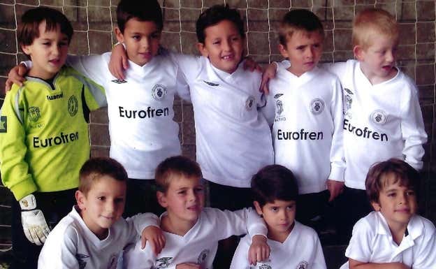 Unai Orradre, el primero de abajo por la izquierda, en un equipo de futsal cuando era pequeño.  U. O.