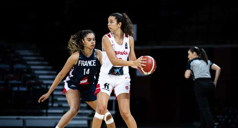 Elena Rodríguez trata de dar un pase ante la dura defensa de Francia