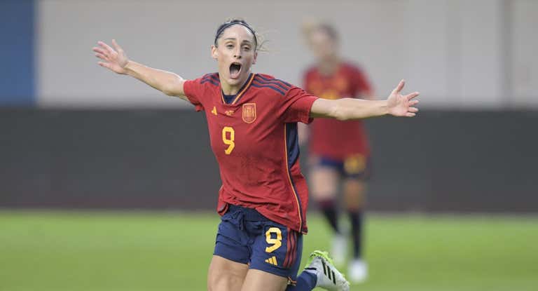 Esther marca un gol con la Selección española.
