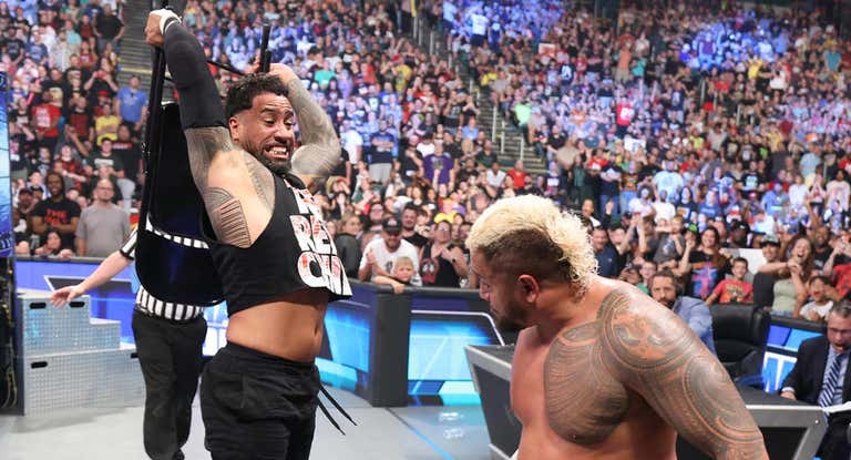Jey Uso golpea a Solo Sikoa durante SmackDown.