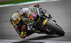 Marco Bezzecchi, como pez en el agua, consigue la pole y Márquez se hunde incluso con lluvia