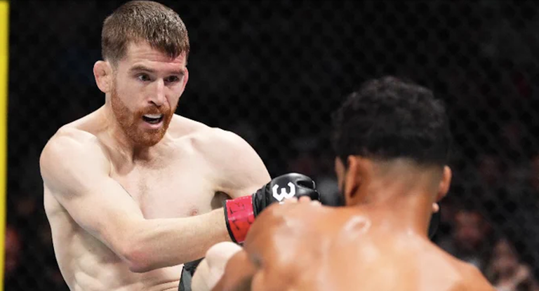 Cory Sandhagen golpea a Font durante su combate en el UFC Nashville.