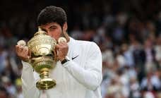 Alcaraz come y cena mirando su copa de Wimbledon: «No lo quiero olvidar«