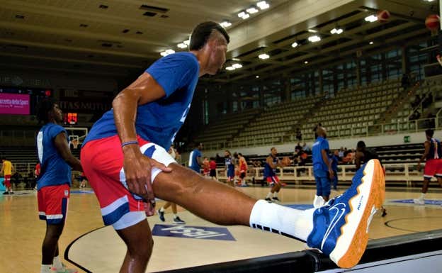 Edy Tavares estira los músculos durante un entrenamiento con Cabo Verde.  J. Ocampo