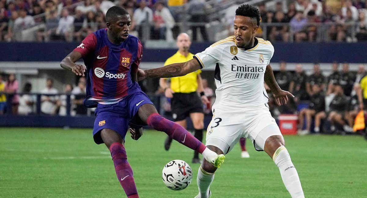 Militao pelea por un balón con Dembélé.