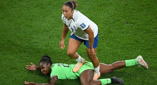 Lauren James revive la patada de David Beckham en el Mundial del 98