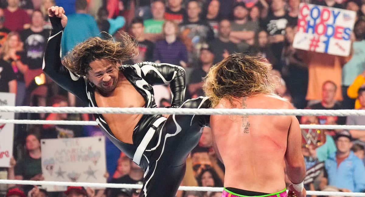 Shinsuke Nakamura ataca a Seth Rollins durante WWE Raw./WWE