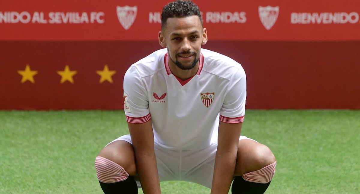 Sow posa durante su presentación con el Sevilla.
