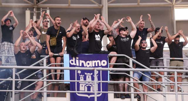 La UEFA aplaza el AEK-Dinamo de Zagreb tras el enfrentamiento entre ultras con víctima mortal