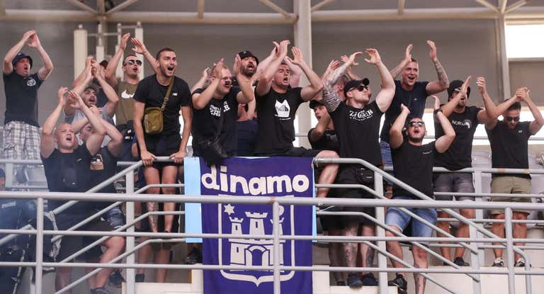 Ultras del Dinamo de Zagreb animando durante un partido fuera de casa.